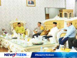 Kapolda Gorontalo Sambut Wakil Menteri Ketenagakerjaan dalam Upacara Adat Mopotilolo