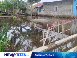 Banjir Ancam Rumah Warga Desa Topi Akibat Saluran Air Tersumbat