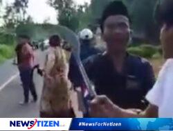 Sejumlah Orang Acungkan Celurit di Jalan Raya Pagantenan Pamekasan