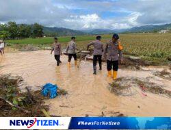 Respon Brimob Polda Gorontalo Bantu Korban Banjir di Desa Tolinggula Tengah, Gorontalo Utara