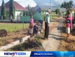 Babinsa Koramil 1315-05/Boliyohuto Bersama Warga Desa Helumo Laksanakan Karya Bakti Pembersihan Saluran Air