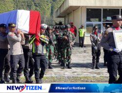 Gugur dalam Tugas, Jenazah Bripka Anumerta Ronald M. Enok Diterbangkan ke Jayapura dan Dimakamkan di Sentani