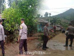 Pasca Banjir, Kapolsek Tolinggula Kunjungi Warga Terdampak dan Berikan Dukungan