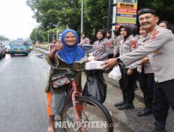 Wakapolda Gorontalo dan Pejabat Utama Polda Gorontalo Bagikan Takjil untuk Masyarakat di Bulan Ramadhan