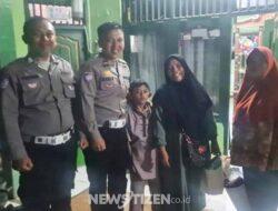 Polisi Bantu Seorang Ibu yang Kehabisan Tiket Saat Mudik di Ciputat