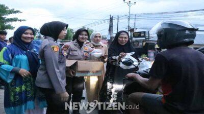 Kapolda Gorontalo Bagikan Takjil Ramadan, Wujud Kepedulian dan Kedekatan dengan Masyarakat