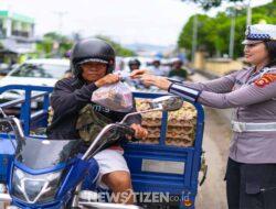 Polda Gorontalo Tebar Kebaikan di Bulan Ramadhan, Bagikan Takjil kepada Pengendara