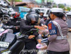 Polda Gorontalo Berbagi Takjil dan Edukasi Keselamatan Berkendara di Bulan Ramadhan
