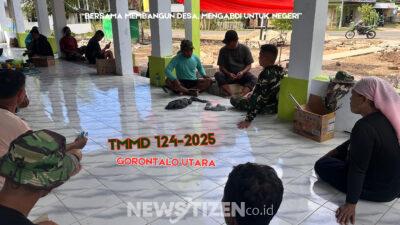 Hangatnya Kebersamaan: Prajurit Satgas TMMD 124 Berdialog Akrab dengan Warga Ombulodata di Teras Masjid