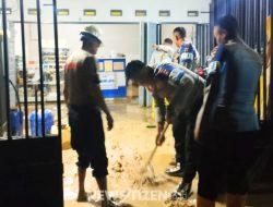 Sigap Hadapi Banjir Hulawa, Polres Pohuwato Turun Cepat Amankan Warga
