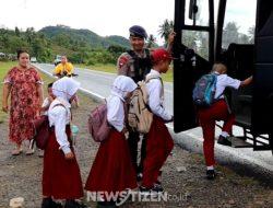 Di Balik Senyum Anak Sekolah, Ada Brimob yang Menjaga Langkah Mereka