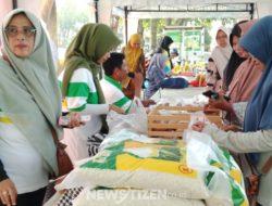 Bantu Ringankan Kebutuhan Pokok, PWI Sampang Berkalaborasi dengan Disperta KP dan Bulog Gelar Bazar Sembako Murah, Masyarakat: Terimakasih Sangat Membantu