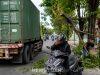 Pengendara Aerox Nyaris Celaka di Jalan Aloe Saboe, Wajah Tertimpa Ranting Pohon Akibat Senggolan Kontainer